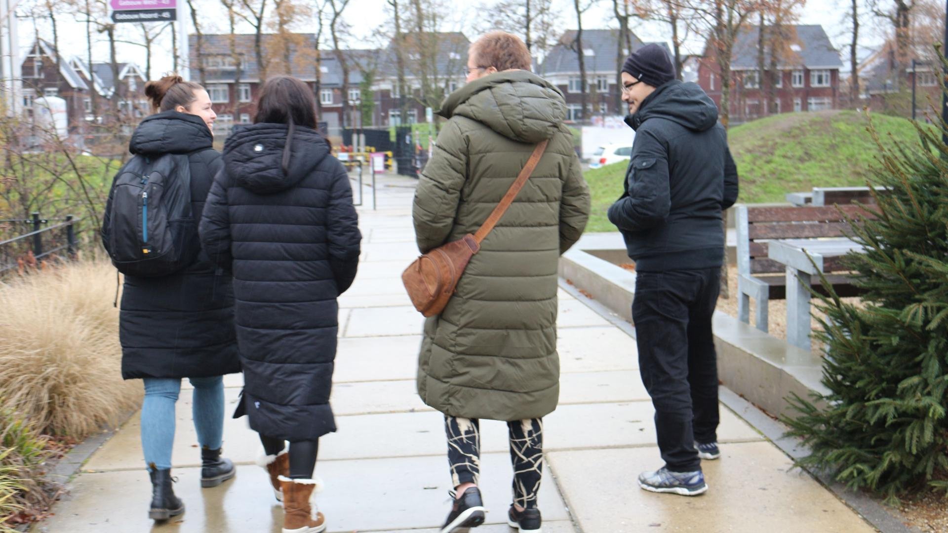 Een wandelgroep start de wandeling met de beweegmakelaar bij de Performance Factory.