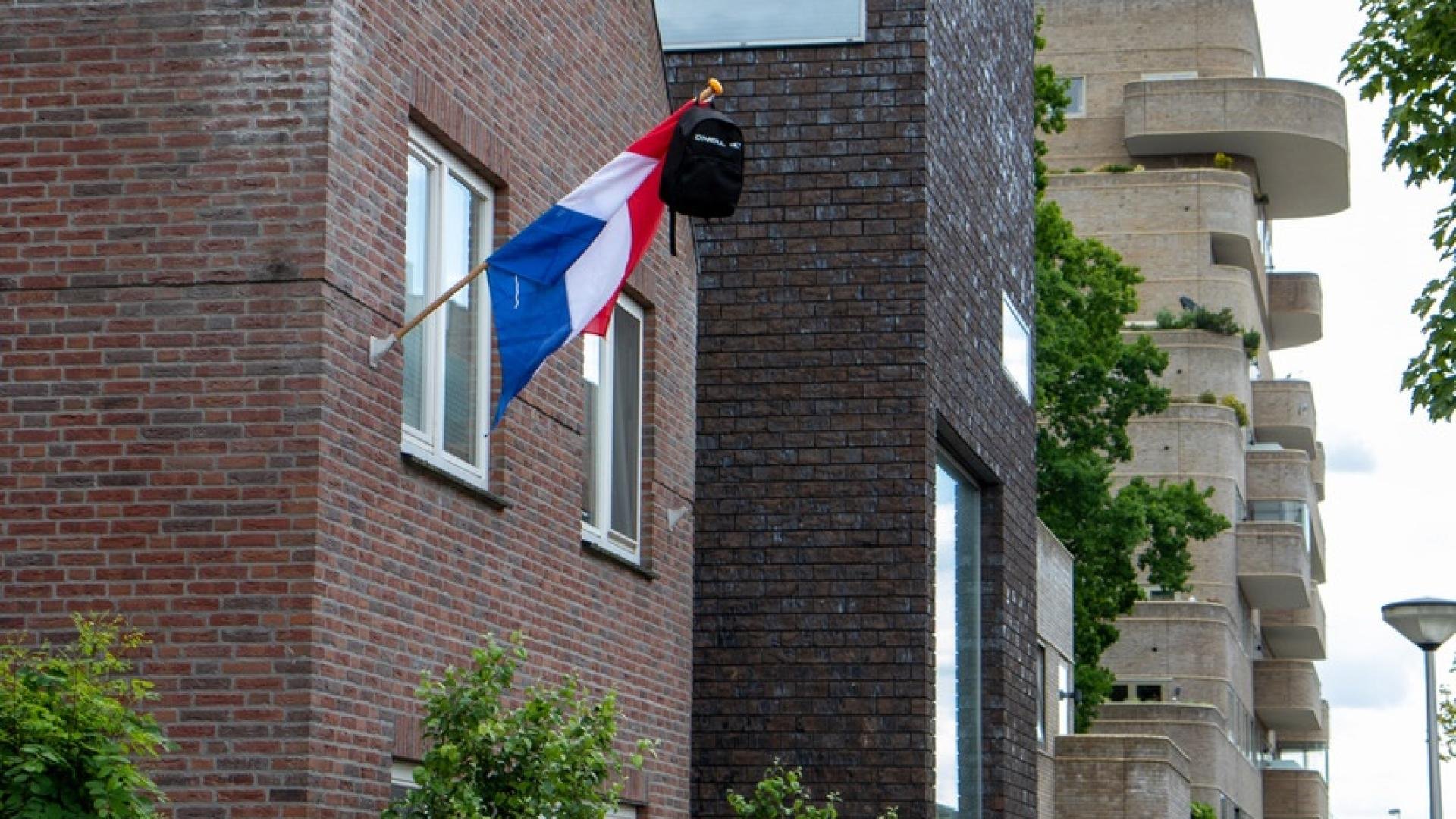 Geslaagd - Vlag en tas hangen uit