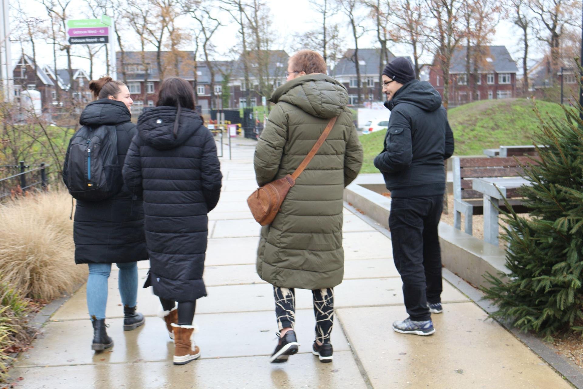 Een wandelgroep start de wandeling met de beweegmakelaar bij de Performance Factory.