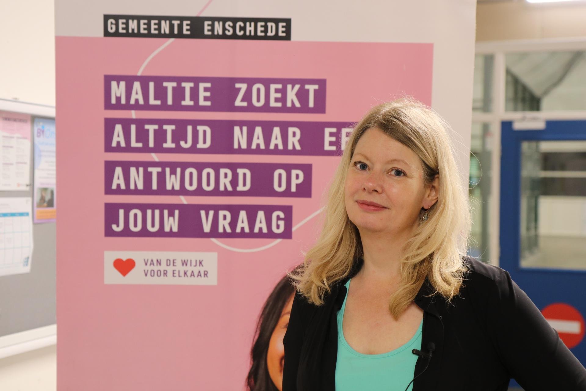 Tialda staat bij de banner van de Wijkwijzer